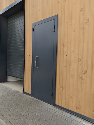 Дверь в здании автовокзала Дверь в здании автовокзала