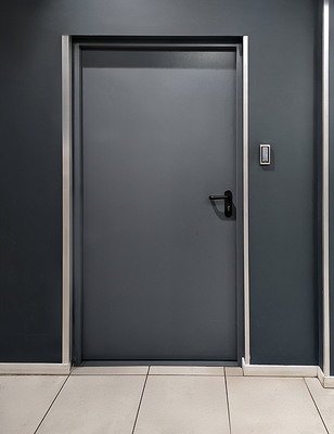 Дверь в магазине одежды Дверь в магазине одежды