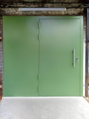Подъездная зеленая дверь Подъездная зеленая дверь