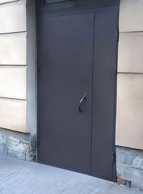 Дверь в подъезд дома