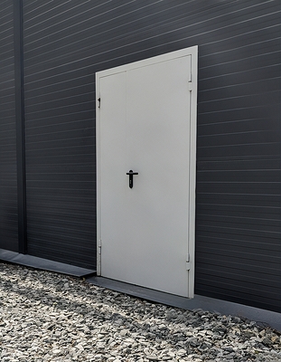 Дверь на уличном выходе Дверь на уличном выходе