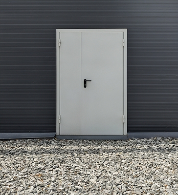 Дверь на уличном выходе Дверь на уличном выходе