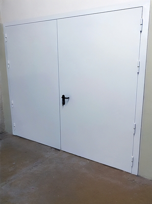 Белая распашная дверь Антипаника Белая распашная дверь Антипаника