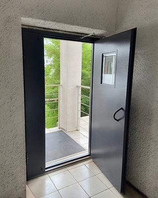 Полуторная дверь с окном