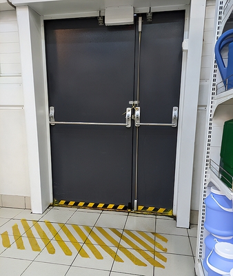 Дверь с ручками-перекладинами Дверь с ручками-перекладинами