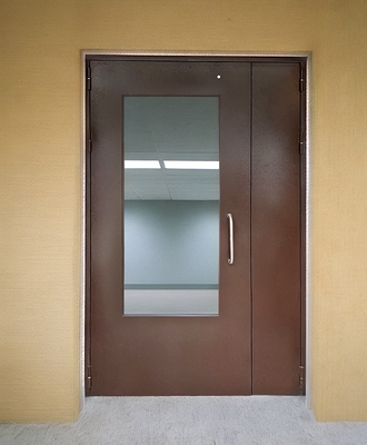 Дверь с большим стеклом Дверь с большим стеклом