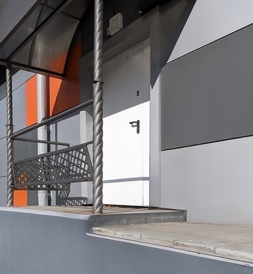 Белая уличная дверь Белая уличная дверь