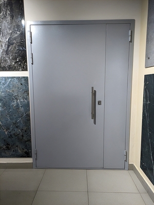 Серая полуторная дверь