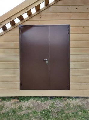 Двустворчатая коричневая дверь Двустворчатая коричневая дверь