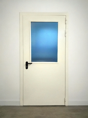 Остекленная дверь на производстве Остекленная дверь на производстве