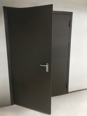 Дверь в офисном здании Дверь в офисном здании