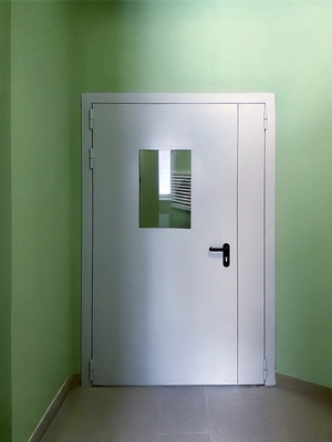 Дверь с окном, вид спереди Дверь с окном, вид спереди