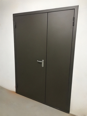 Дверь в офисном здании Дверь в офисном здании