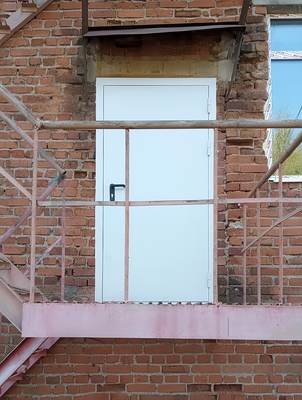 Дверь на лестницу Дверь на лестницу