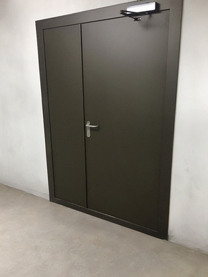 Дверь в офисном здании Дверь в офисном здании