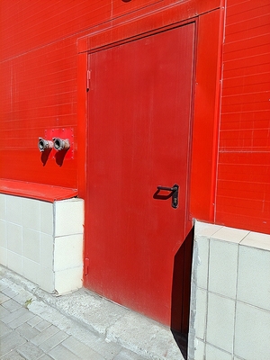 Красная дверь для насосной станции Красная дверь для насосной станции