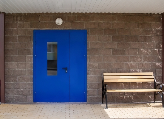 Синяя полуторная дверь с окном Синяя полуторная дверь с окном