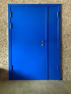 Синяя полуторная дверь