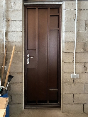 Узкая дверь-скелет