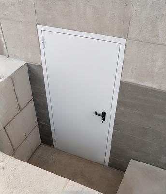 Дверь в подвальное помещение Дверь в подвальное помещение