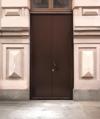 Нестандартная двупольная дверь