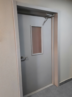 Дверь с остеклением Дверь с остеклением