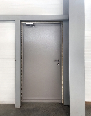 Металлическая серая дверь