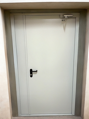 Белая полуторная дверь Белая полуторная дверь