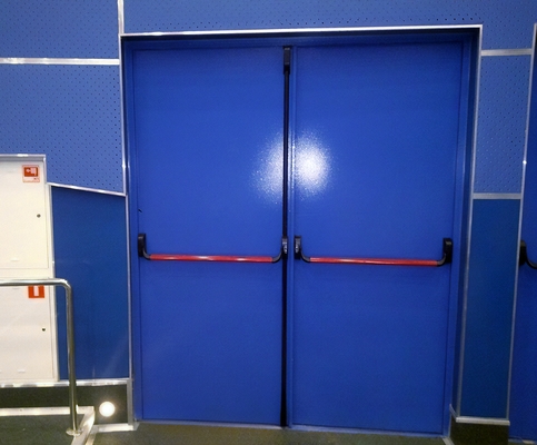 Синяя дверь с ручками push-bar Синяя дверь с ручками push-bar