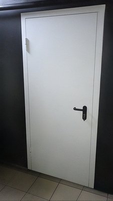 Дверь белого цвета Дверь белого цвета