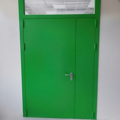 Зеленая дверь с фрамугой Зеленая дверь с фрамугой