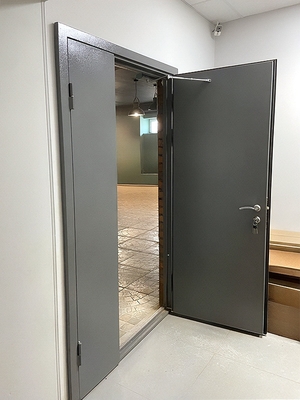 Фото серой полуторной двери Фото серой полуторной двери