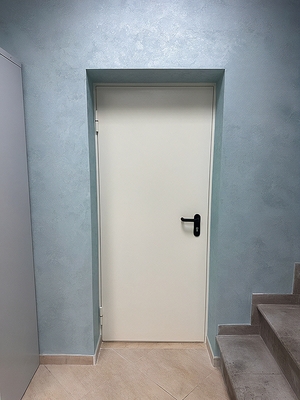 Белая глухая дверь Белая глухая дверь