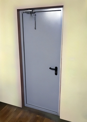 Серая дверь с доводчиком Серая дверь с доводчиком