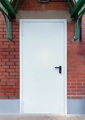 Дверь на уличном выходе Дверь на уличном выходе