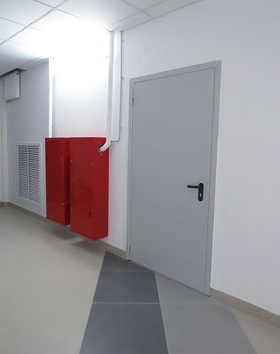 Однопольная серая дверь Однопольная серая дверь