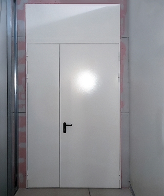 Белая дверь с верхней вставкой Белая дверь с верхней вставкой