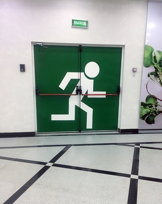 Дверь на эвакуационном выходе Дверь на эвакуационном выходе