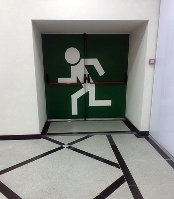 Дверь на запасном выходе Дверь на запасном выходе