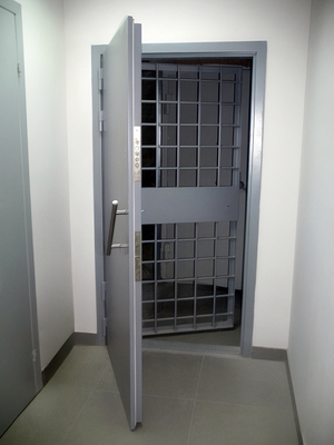 Дверь с решеткой