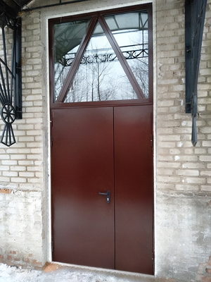 Дверь с остеклением сверху Дверь с остеклением сверху