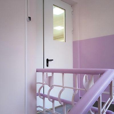 Белая остекленная дверь Белая остекленная дверь