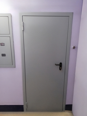 Дверь в многоквартирном доме Дверь в многоквартирном доме