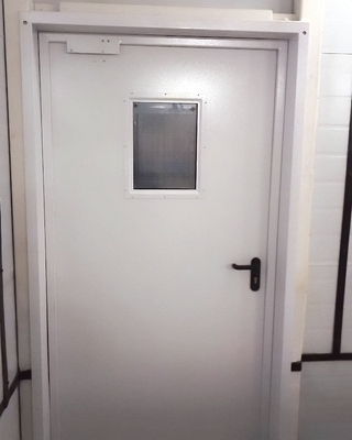 Дверь с небольшим окном Дверь с небольшим окном