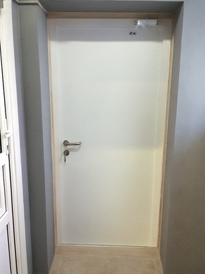 Белая дверь с доводчиком Белая дверь с доводчиком