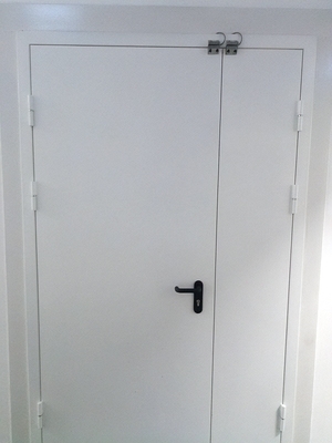 Полуторная белая дверь Полуторная белая дверь