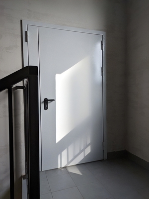 Дверь в фитнес-центре Дверь в фитнес-центре