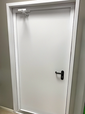 Дверь белого цвета Дверь белого цвета