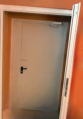 Дверь с доводчиком Дверь с доводчиком