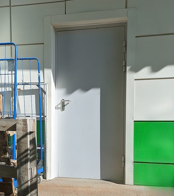 Дверь на выходе из магазина